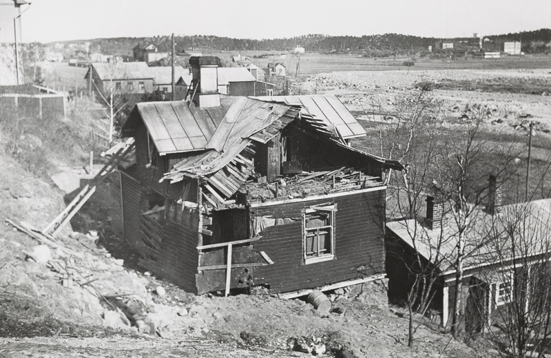 Vaurioitunut talo Korppolaismäellä; ulkokuva