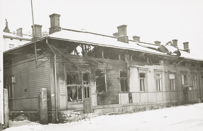 Vaurioitunut puutalo Puutarhakadulla; ulkokuva