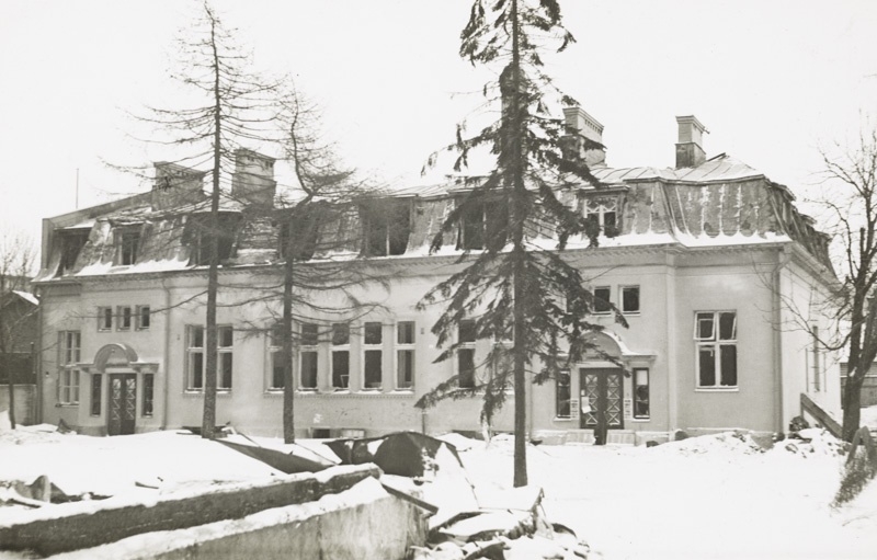 Seurakuntatalo vaurioituneena Eerikinkadulla; ulkokuva