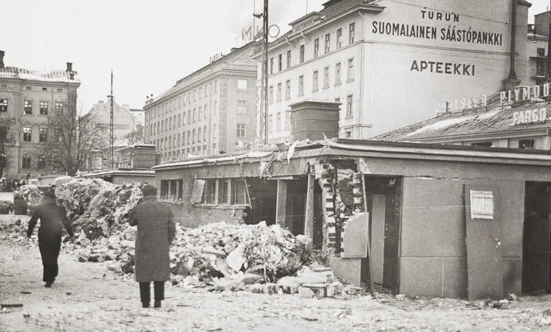 Turun kauppatorin ympäristöä pommituksen jälkeen; ulkokuva