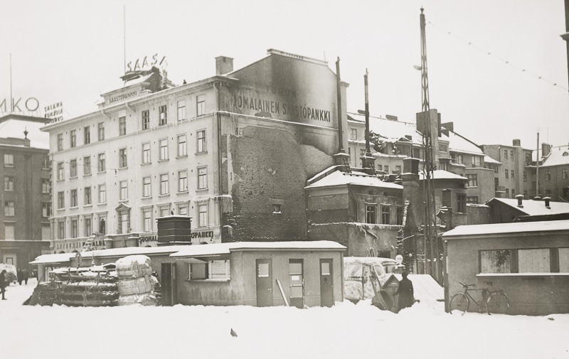 Turun Kauppatorin rakennuksia pommituksen jälkeen; ulkokuva