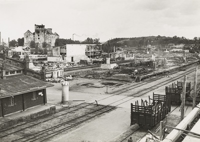 Jatkosodan pommituksen tuhoja satamassa; ulkokuva  duplicate photo
