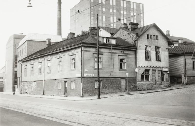 Veistämöntori 2, Turku, 1964 purettu asuinrakennus ja Turun Energialaitos Linnankadulta kuvattuna.; yleiskuva