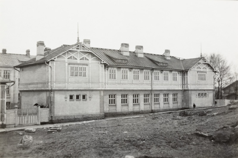 Topeliuksen kansakoulun pienempi puinen rakennus vuonna 1955.
