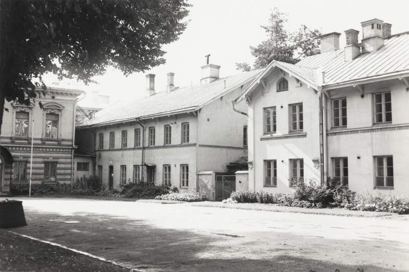 Kaupungintalon sivurakennus vasemmalla ja Kaupunginhallituksen talon sivurakennus oikealla.; yleiskuva