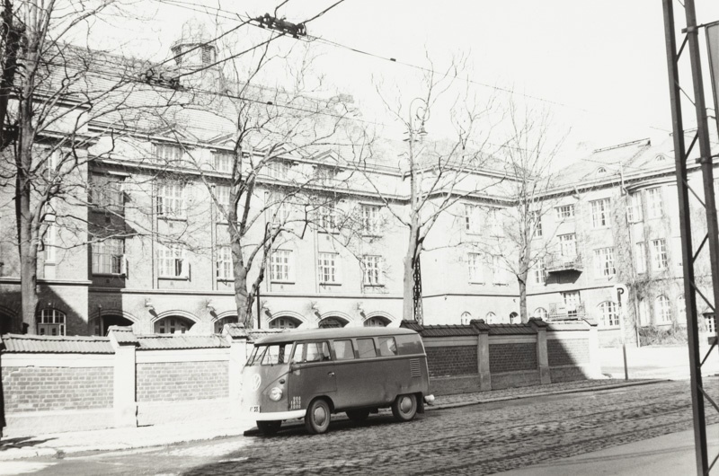 Pääpaloasema sisääntuloportin puolelta kuvattuna vuonna 1964; yleiskuva