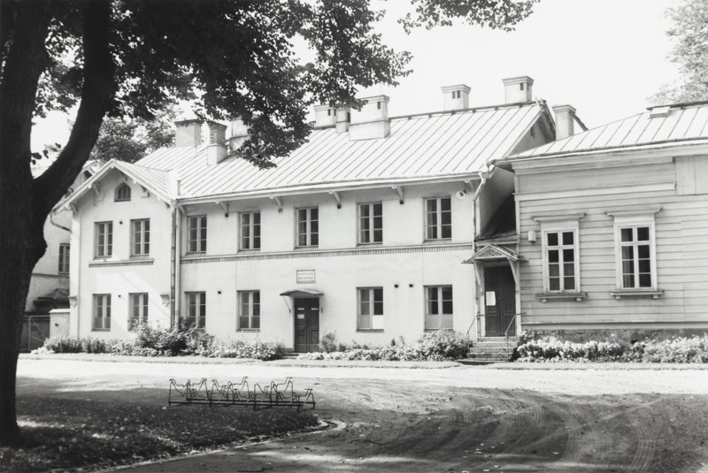 Kaupunginhallituksen talon sivurakennus ja sen pihaa.; yleiskuva