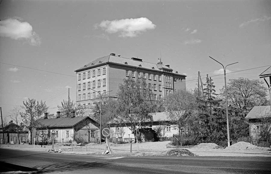 Raunistulan vuonna 1932 valmistuneen kansakoulun päärakennus.; yleiskuva