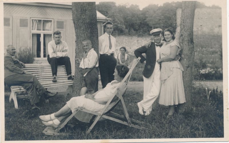 Foto. Seltskond õues aega veetmas. O. Siluti kogu. Albumis.