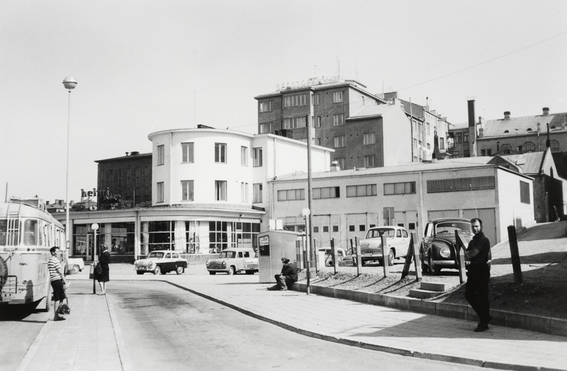 I poliisipiiri ja liikerakennus linja-autoaseman reunalla vuonna 1963; yleiskuva