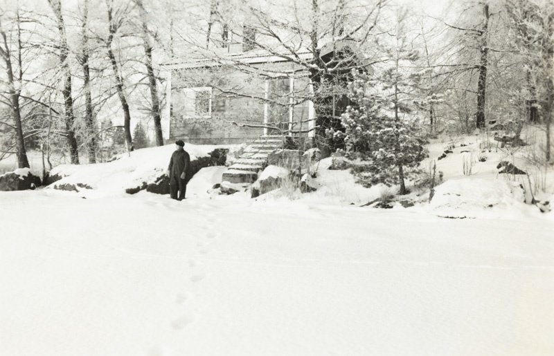 Linnavuoren kesäsiirtolan sauna Kulhon saaressa talvella 1954.; yleiskuva