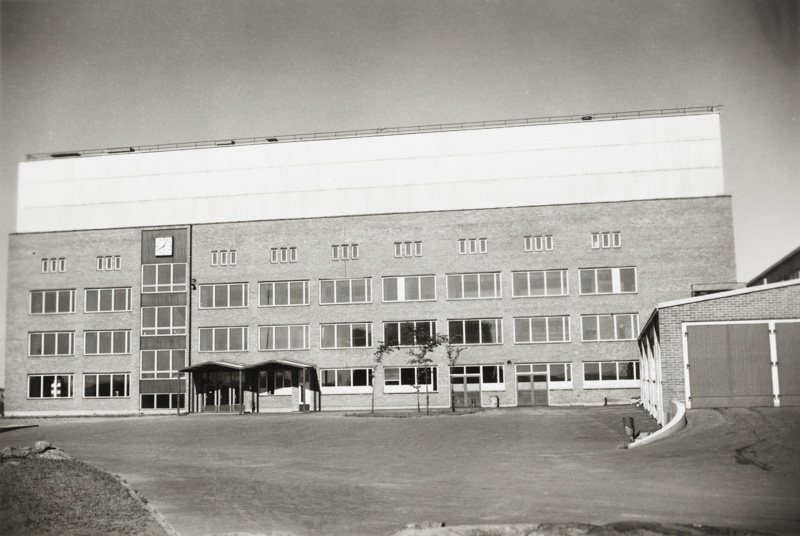 Juhannuskukkulan ammattikoulun päärakennus.; yleiskuva