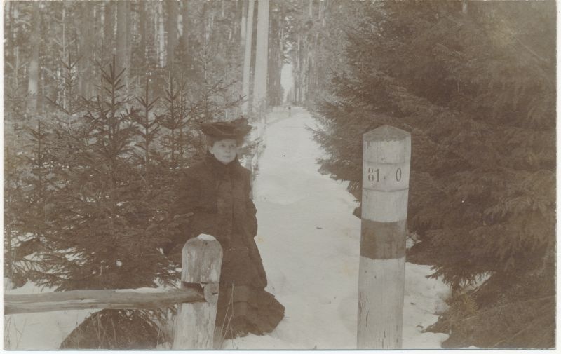 Foto. Daam talvisel metsarajal. O. Siluti kogu. Albumis.