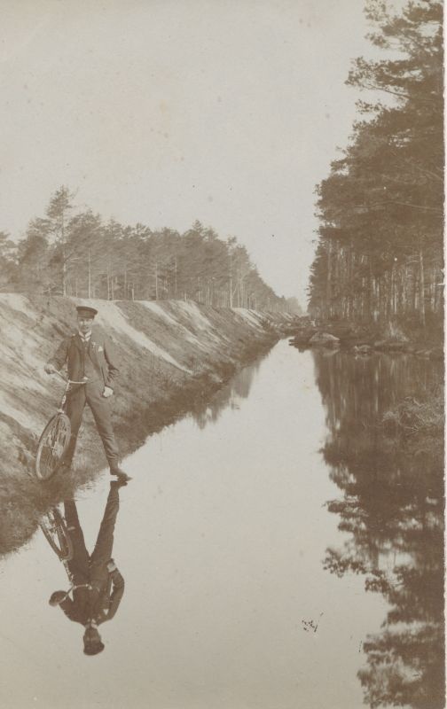 Foto. Mees jalgrattaga kraavi kaldal. O. Siluti kogu. Albumis.