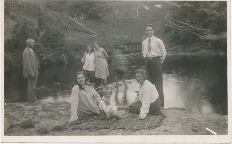 Foto. Seltskond veekogu ääres aega veetmas. O. Siluti kogu. Albumis.