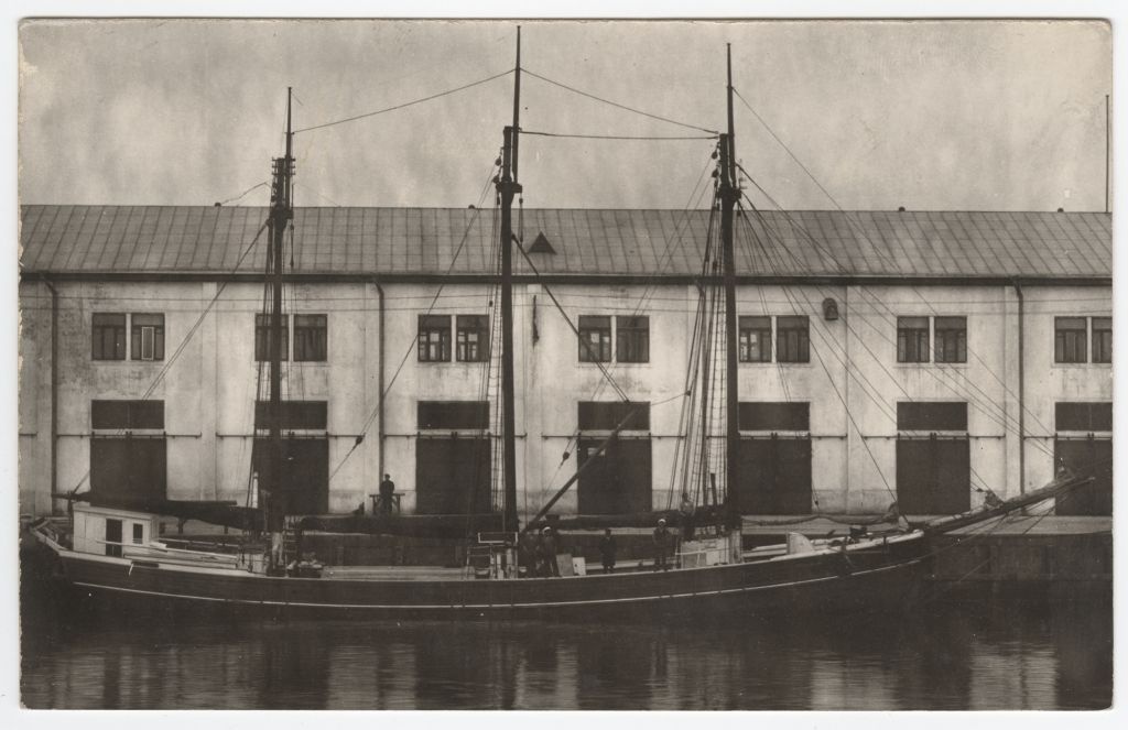 Kolmemastiline purjelaev Tallinna sadamas