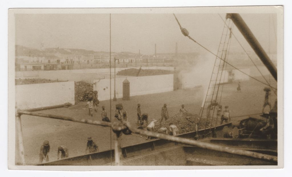 Kaubaaurik "Taara" Portugalis kivisütt laadimas