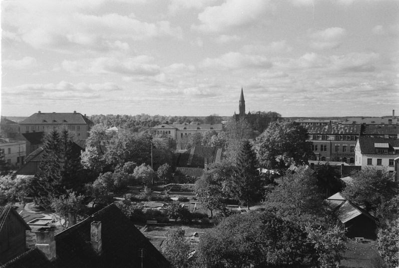 Vaade Viljandi linnale kino Rubiin ehitamise ajal torukraanalt.