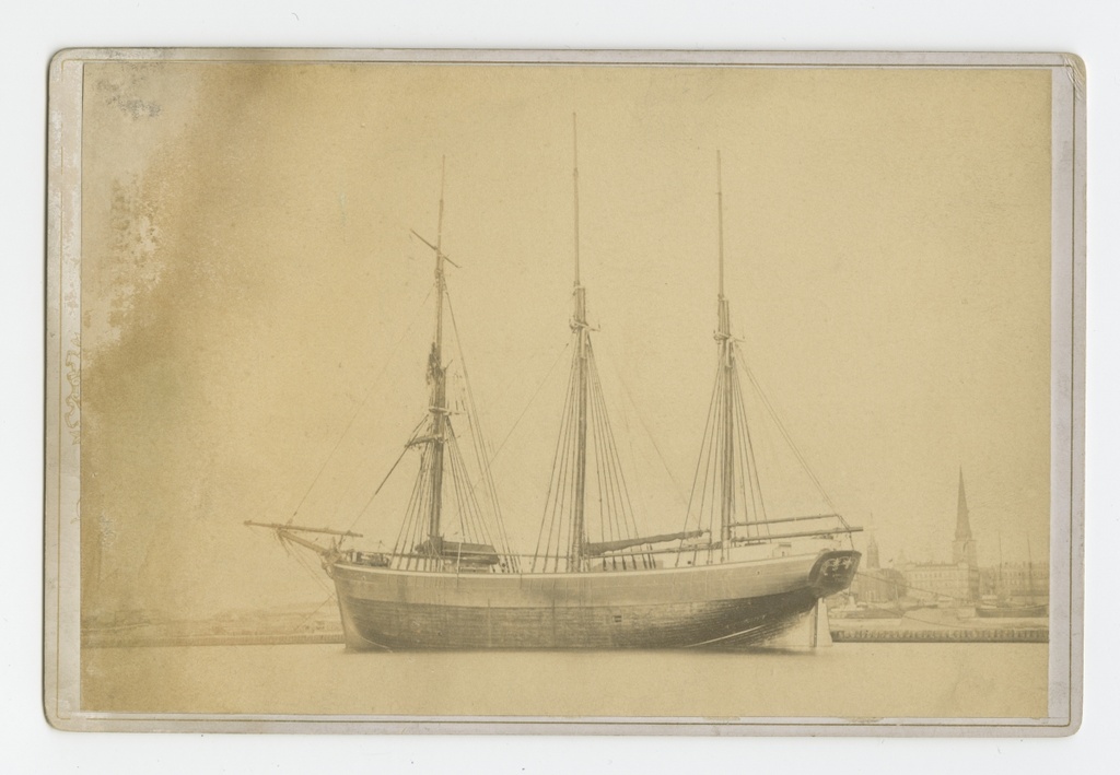 Purjelaev "Konstantin" sadamas ankrus