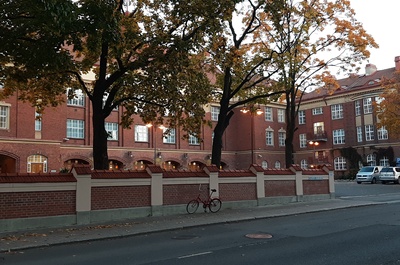 Pääpaloasema sisääntuloportin puolelta kuvattuna vuonna 1964; yleiskuva rephoto