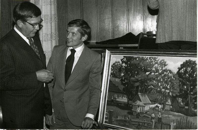 Ruhnlaste põgenemise 25. aastapäeva tähistemine Stockholmis: Olle Östermann maali ostmas