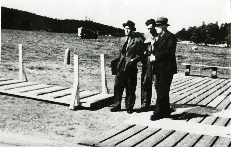 Mootorpurjekas Juhan sissesõidul Breviksi sadamasse