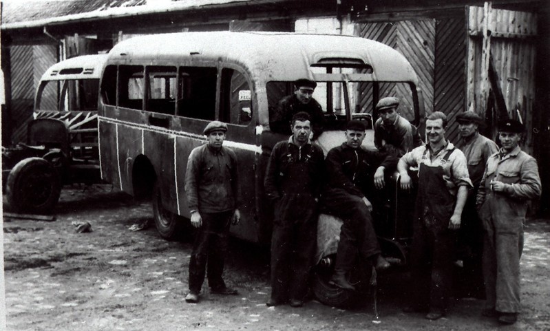 Vana autobussi taastajate brigaad Kuressaare autobaasis
