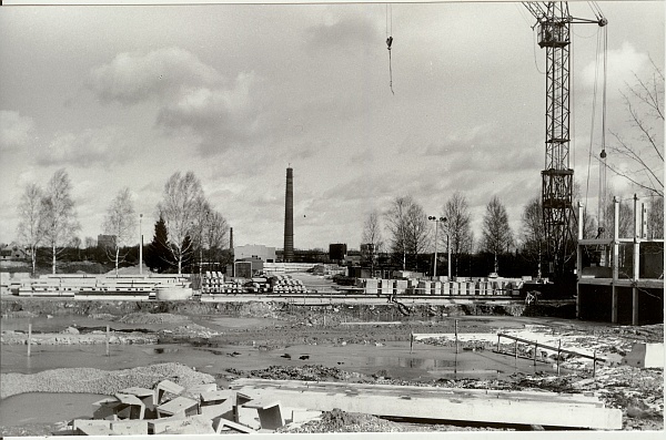 foto, kooli ehitus Paide Peetri pargis 1990.a.