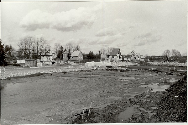 foto, kooli ehitus Paide Peetri pargis 1990.a.