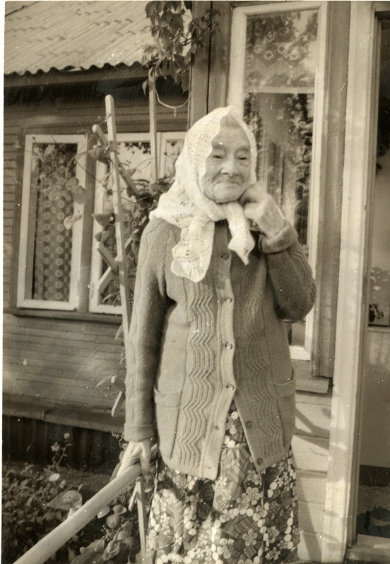 Amalie Loo oma 100. sünnipäeval poja kodus Kõrkveres