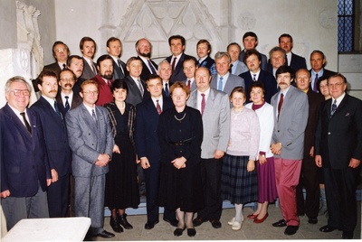 Saare Maavolikogu ja Maavalitsuse liikmed Kuressaare linnuses viimase istungi vaheajal  duplicate photo