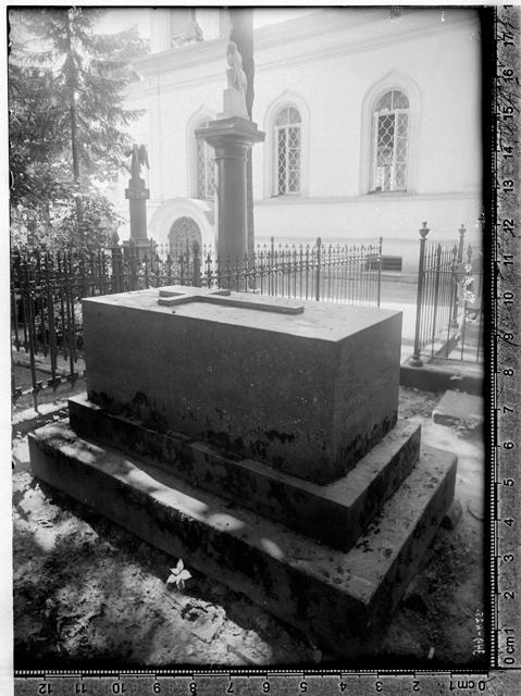 Karamsini haud vene kalmistul