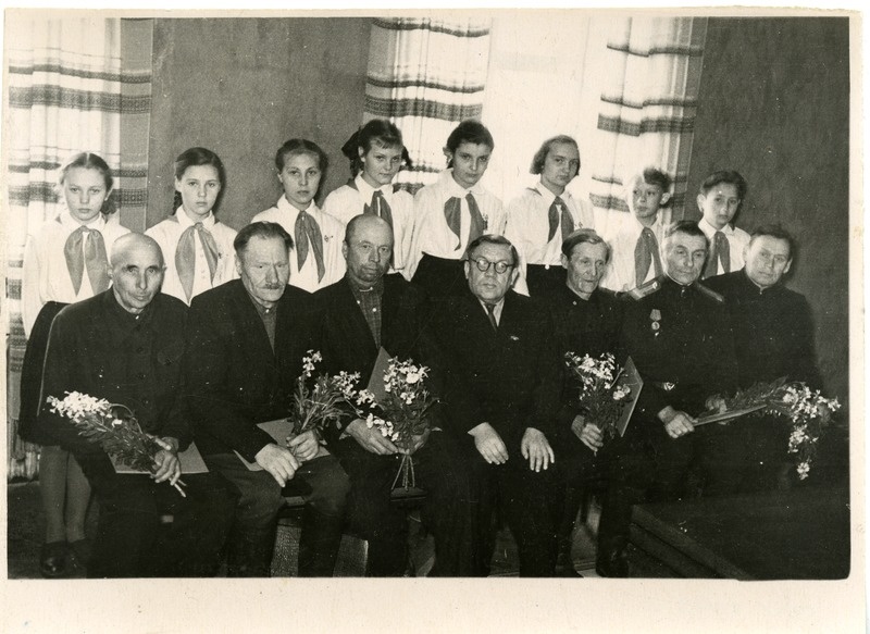 Saaremaa 1919. a. ülestõusust  osavõtjad pärast autasustamist