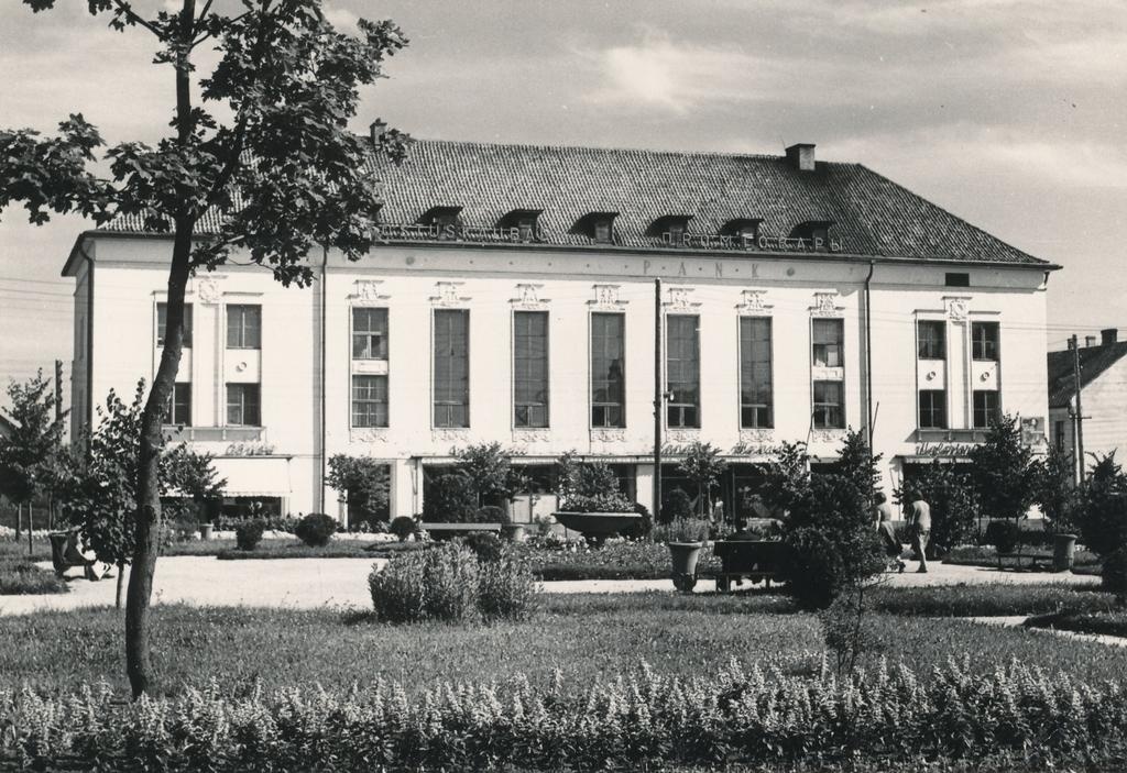Trükipostkaart. Võru universaalkauplus (pangamaja).