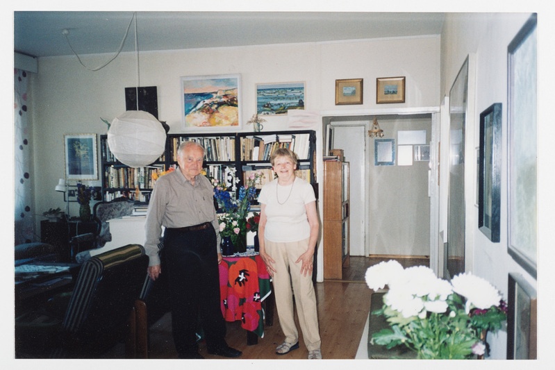 Ants Viires ja Evi Tihemets oma kodu elutoas