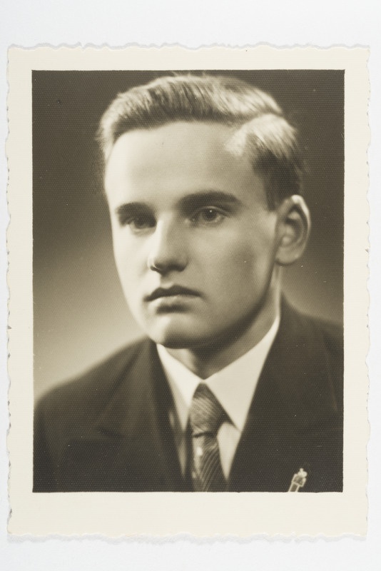 Ants Viires H.Treffneri gümnaasiumi lõpetajana.