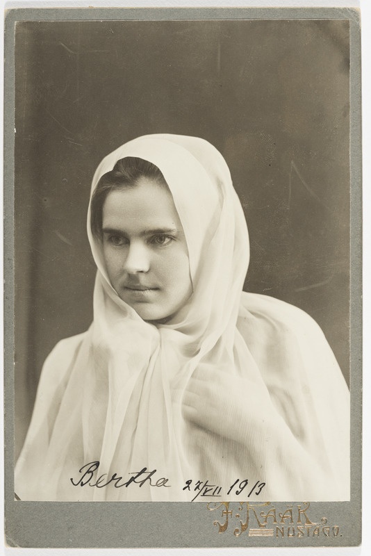 Berta Neumann (Veber) 1913.aastal