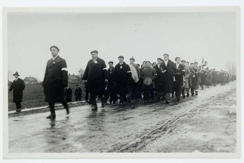 Foto Eesti Vabadussõjalaste Liidu Võrumaa organisatsiooni tegevusest. Võru Vabadussõjalased marssimas.