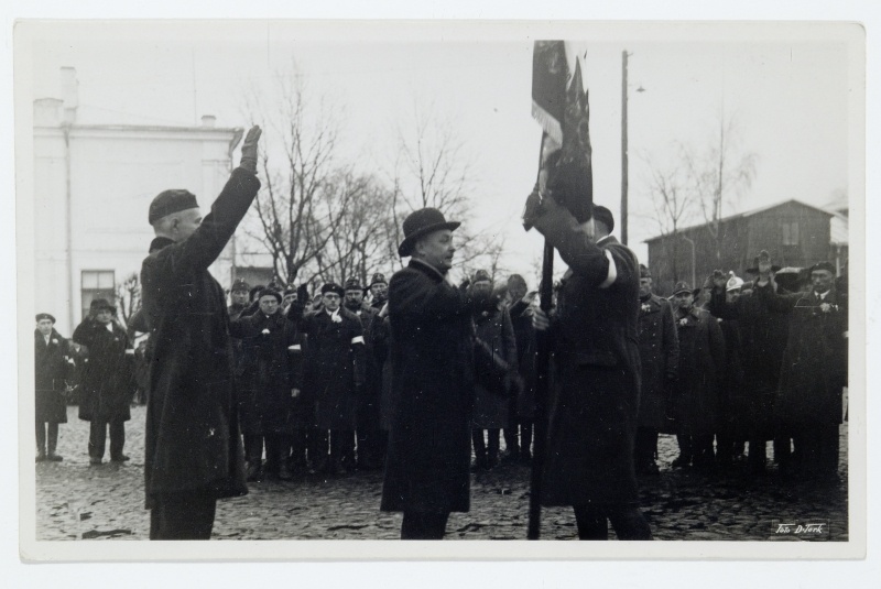Võru Vabadussõdalaste Liidu lipu õnnistamine 12. novembril 1933.a. Võru turuplatsil.