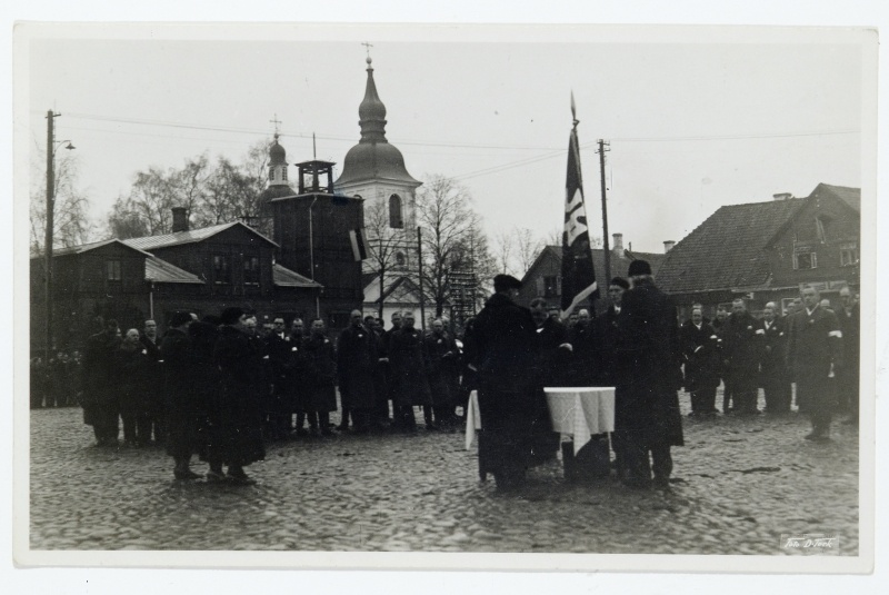 Võru Vabadussõdalaste Liidu lipu õnnistamine 12. novembril 1933.a. Võru turuplatsil.