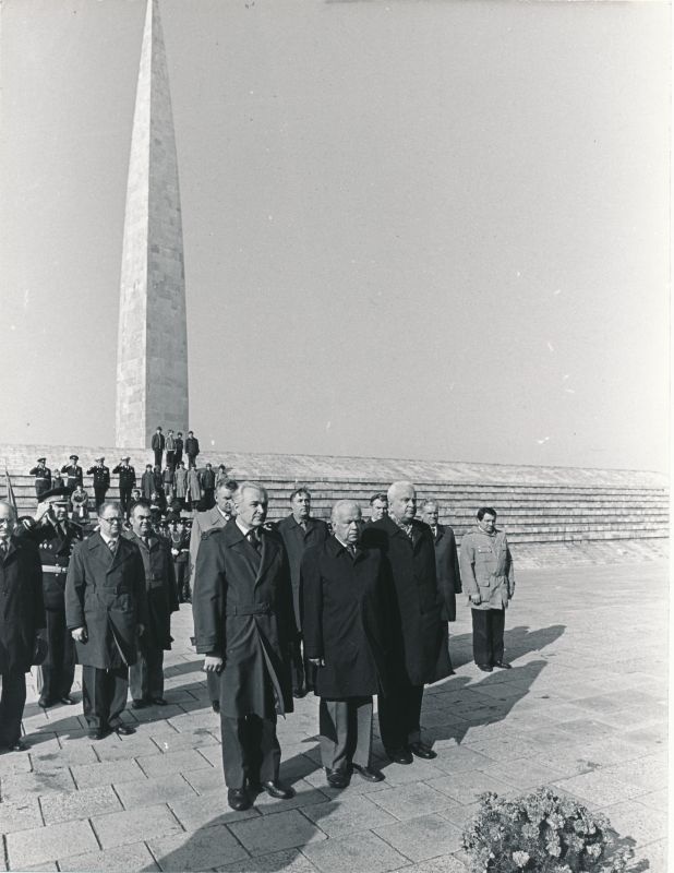 Foto. Piduliku tseremoonia ajal võidupühal Maarjamäe memoriaalis. 1983.