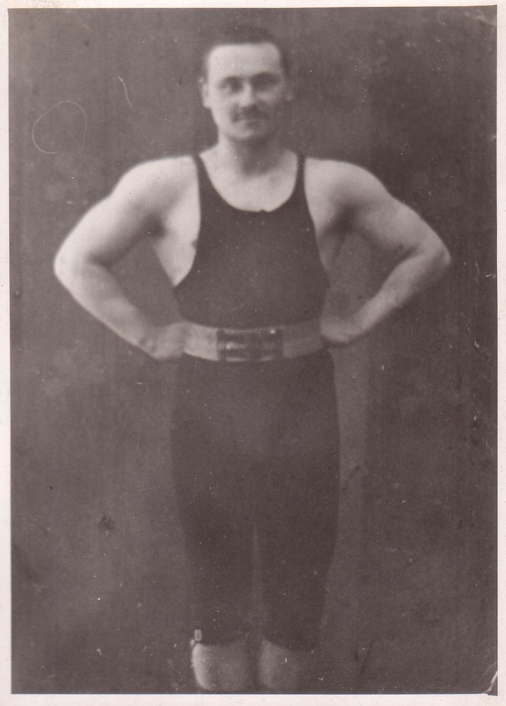 Raskejõustiklane August Lagastik 18-aastasena