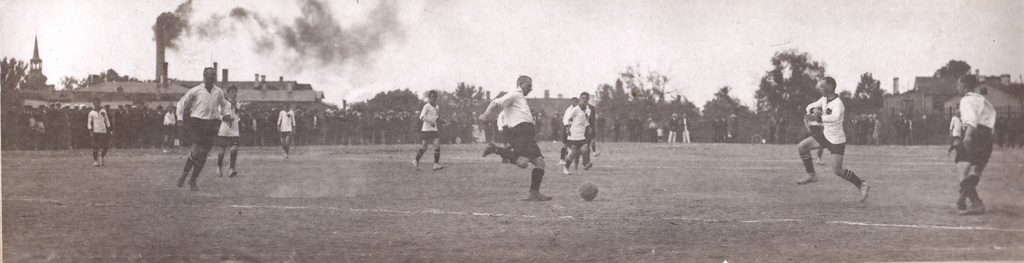 Jalgpallimäng "Kalev" - "Helsingi Kisaveikot" 1914