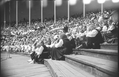 Eesti NSV 1955.a. Üldlaulupidu. Lauljad harjutuse vaheajal  duplicate photo