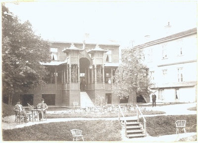 Foto. Hotell "St Peterburgi" õuevaade. Õues mehed istumas laua ümber. u 1900.  duplicate photo
