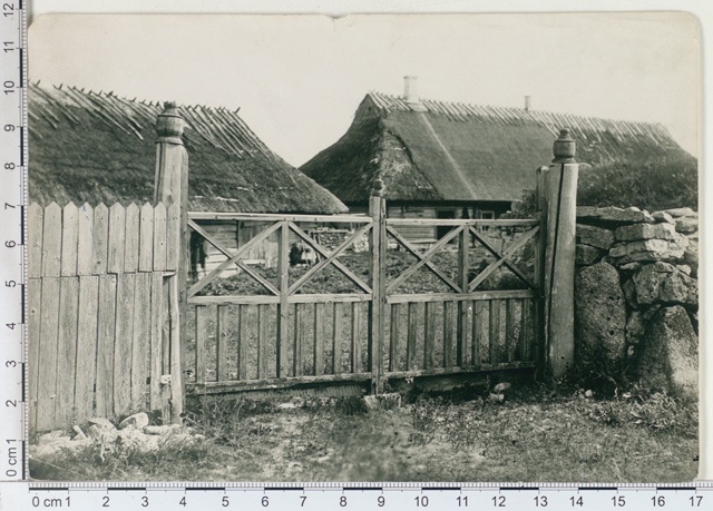 Muhu, Kallaste küla talu värav