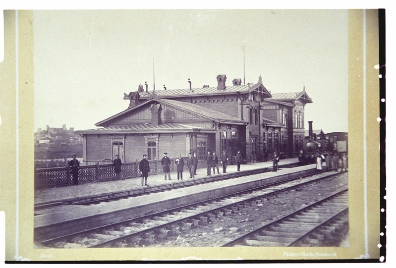 Rakvere raudteejaam, jaama ees seisab vedur.