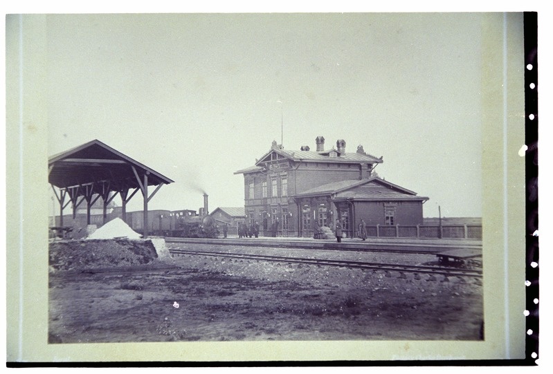 Kabala raudteejaam, jaama ees seisab kaubarong.