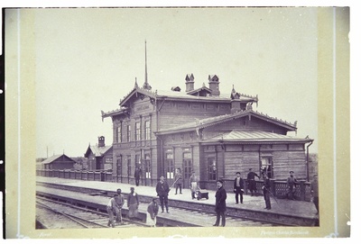 Vaade Vaivara raudteejaamale, jaama ees grupp inimesi, raudteel teetöölised.  duplicate photo