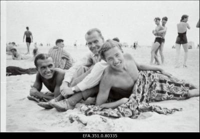 Helilooja Raimond Valgre koos oma sõpradega mererannas.  duplicate photo